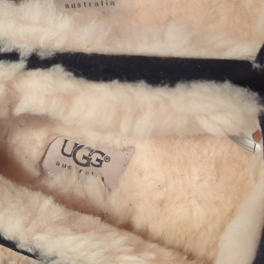 LIKE NEW UGG Scalloped Moc Slipper - Picture 9 of 11